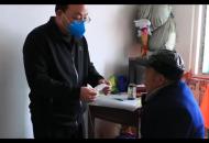 社區小伙自掏腰包買下50包口罩送轄區孤寡殘疾老人