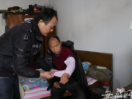孝順兒子辭工照顧患病父親心愿實現(xiàn)：好心人贈了棉襖和冰箱