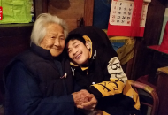 九旬奶奶與五旬母親照顧小兒麻痹癥患者35年?