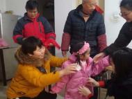 新安愛心橋| 兒子病逝后老夫妻照顧兩孫女 熱心市民送來四包衣服