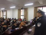 進(jìn)校園課堂，蕪湖交警上好冬季交通安全教育課