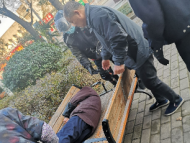 暖心！老人在合肥街頭昏迷 六七位市民接力幫扶