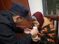 六安：老人不慎迷路，民警風(fēng)雪夜暖心救助