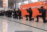 合肥鐵路民警表演《特警槍操》獻給春運歸鄉人