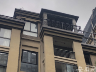 合肥一居民樓樓頂加蓋違建遭投訴 相關部門聯系不上當事人
