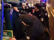 車輛雪夜爆胎 合肥特警用身體支撐平衡
