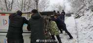 眾人拾柴火焰高，金寨警民協(xié)力施救被困貨車