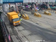 一男子竟駕駛貨車在滁州強行闖卡 蘇皖警方聯(lián)手出擊