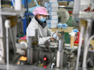 淮南：工人們放棄休假 企業(yè)加班加點生產(chǎn)口罩