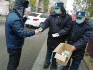 宿州市一物業(yè)公司給進(jìn)出小區(qū)人員免費(fèi)發(fā)放口罩