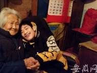 九旬老人的心愿實現了 “新安愛心橋”助其癱瘓孫子穿上新衣