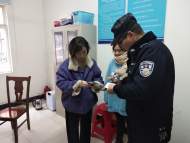 六安：景區(qū)人員拾金不昧，民警幫助“物歸原主”
