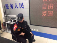 涉毒女嫌疑人被發(fā)現(xiàn)時正帶娃吃飯 合肥民警人性化執(zhí)法
