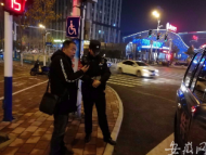 男子手機丟失無法聯系上家人 合肥民警幫他聯系上家人