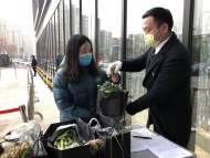 蚌埠一酒店向市民免費發放愛心蔬菜