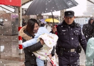 阜阳迎来新年后首次降雪 铁警启动应急预案