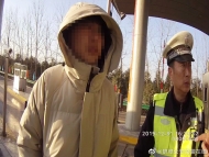 拼車駕駛員中途下車  17歲小伙無證駕車高速道口被查