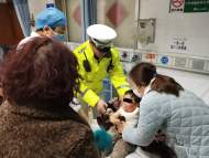 蕪湖交警緊急救助燙傷幼兒