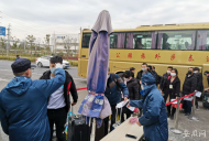 蕪湖首輛農(nóng)民工返崗包車從河南返回