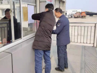 連續上班抗擊疫情 合肥一名父親對娃說在當“口罩英雄”
