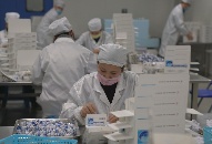夜以繼日  百余名員工日產(chǎn)8萬(wàn)支推薦治療藥助力抗擊疫情