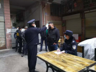 江淮戰“疫” 黨旗飄揚|騎著摩托車巡查大街小巷，讓防控不留死角