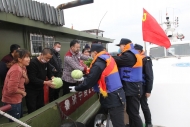 船員無法上岸 安慶海事送愛心蔬菜送船頭