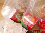 感恩曾被幫助， 紅衣女孩派出所門口前放下牛奶和食品就走