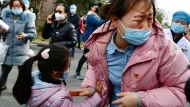組圖) 6歲女兒送媽媽奔赴抗疫一線 臨別一吻讓人淚目