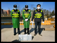 滁州倆小伙為交通執(zhí)法人員送上3桶酒精轉(zhuǎn)身就走