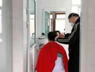 宣城一理發師主動上門為醫護人員和民警免費理發