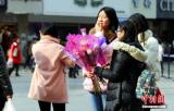 情人节咋过？泰国曼谷各区推大奖吸引情侣办理结婚登记