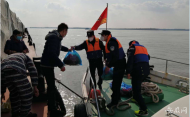 長航民警當起滯留船員的“代購員”