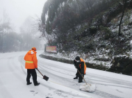 大雪中逆行，池州公路人浴“雪”奮戰