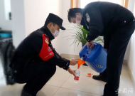 最美戰“疫”人  丨“彎腰弓背”不休息的民警老唐