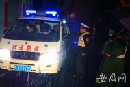 雨雪夜，歙縣警民救助被困救護(hù)車