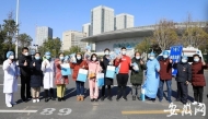 武漢體育館方艙醫院首批8名患者治愈出艙：真的感謝安徽醫療隊