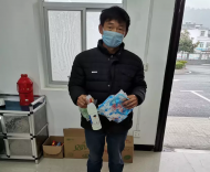 金寨縣向赴市外務(wù)工貧困戶發(fā)放10000個新冠肺炎防護包