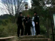 績溪一老人爬山暈倒 民警上山救助