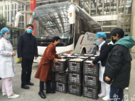 合肥：姐妹為醫生護士送去千斤蘋果