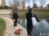 合肥南淝河、四里河岸边十几人在垂钓  流动“小喇叭”劝离