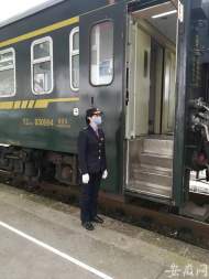 列車員“冬蓮”綻放在春運“疫”線  守護旅客平安