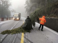 池州交通人頂風(fēng)冒雪保暢通