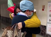 合肥濱湖醫(yī)院又一名新冠肺炎患者出院 與護(hù)士長(zhǎng)相擁而泣