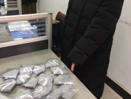 女子街頭兜售三無口罩  被銅陵警方查獲