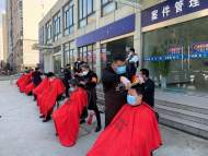 淮南：志愿者上門義務理發  助力民警“輕松抗疫”