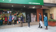 排隊市民互相保持1米距離，這個合肥街頭也有