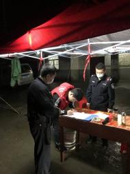 無為一男子強行闖卡只為見女友