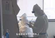 安徽省歌舞劇院周磊演唱《逆行的背影》表達對一線勇士的感激與敬意
