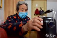 小區(qū)封閉管理 志愿者為10名孤寡空巢老年人送收音機(jī)“解悶”